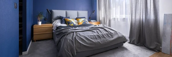 Μπλε κοβαλτίου υπνοδωμάτιο με κρεβάτι — Φωτογραφία Αρχείου