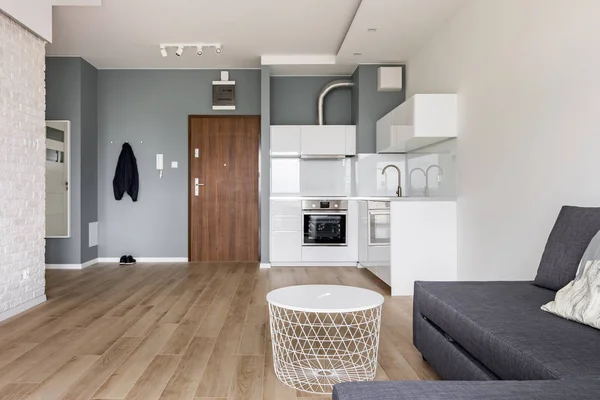 Estúdio apartamento com cozinha pequena — Fotografia de Stock
