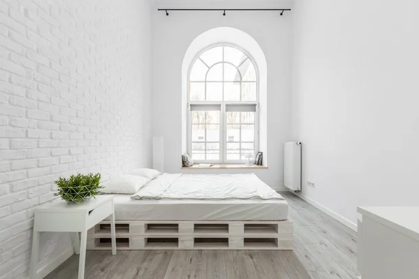 Chambre à coucher loft avec mur de briques — Photo