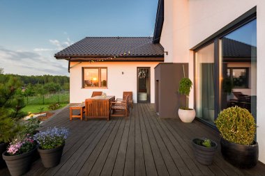 Villa veranda ile dekoratif bitkiler