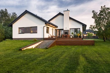 Veranda ile beyaz villa