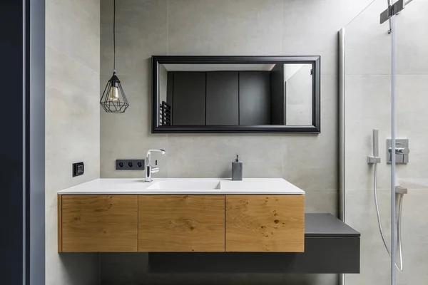 Baño gris con encimera — Foto de Stock