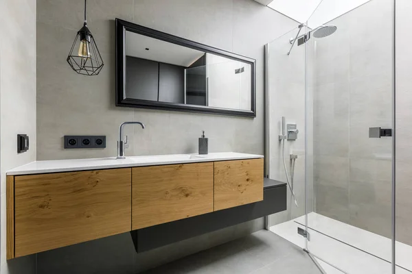 샤워를 하는 현대식 화장실 — 스톡 사진
