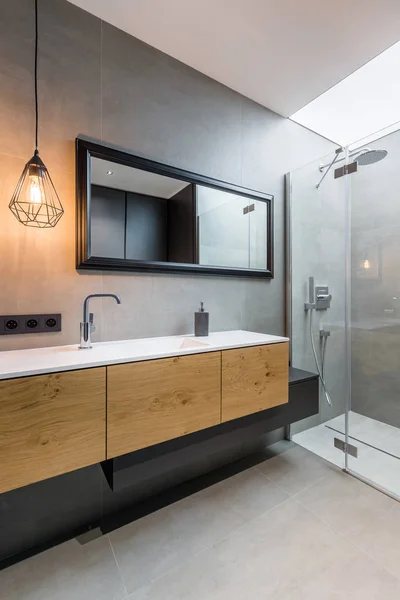 Schlafzimmer mit begehbarer Dusche — Stockfoto