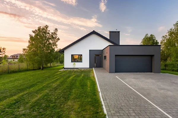 Huis met achtertuin en garage — Stockfoto