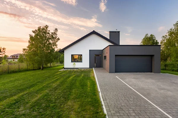 Hus med trädgård och garage — Stockfoto