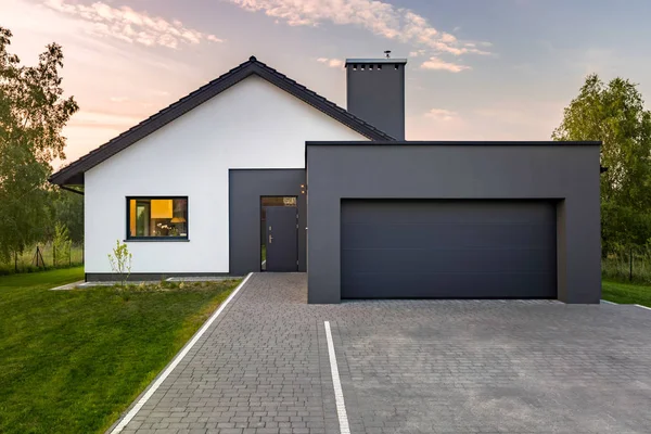 Modernes Haus mit Garage — Stockfoto