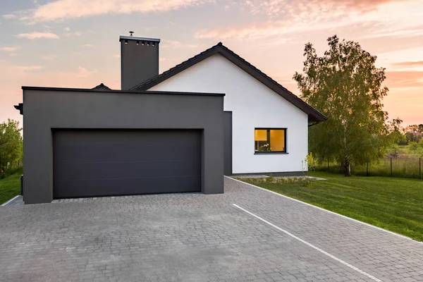 Casa elegante com garagem — Fotografia de Stock