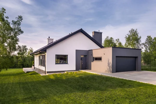 Cozy family house with garden — Stock Photo, Image