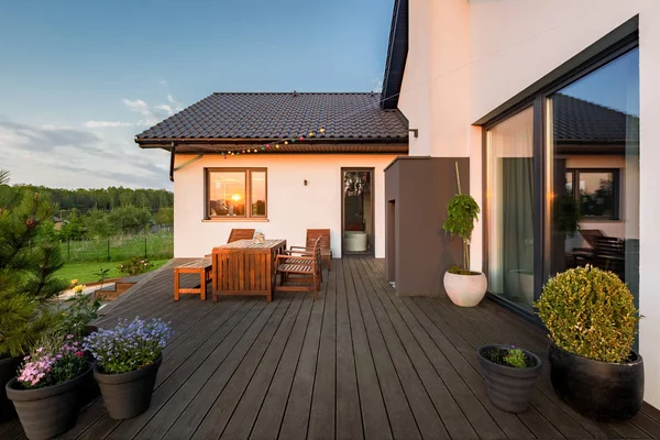 Villa veranda ile dekoratif bitkiler — Stok fotoğraf
