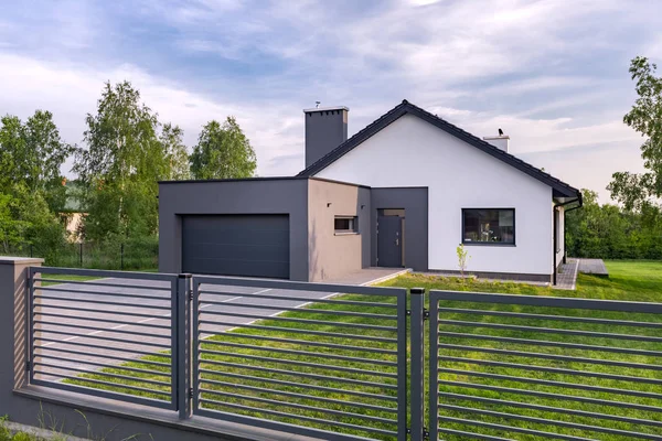 Villa med staket och garage — Stockfoto