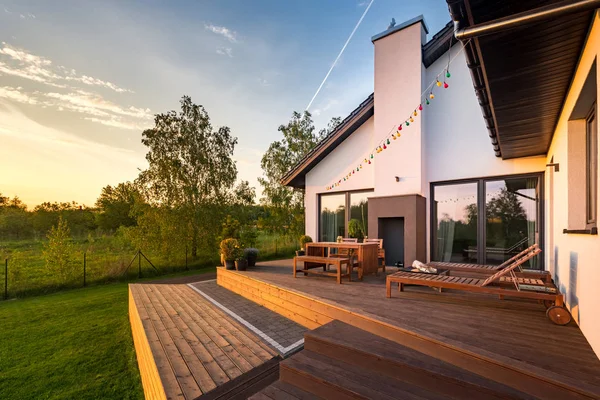 Modern huis met patio — Stockfoto