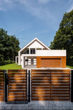 Çitli tasarlanmış bir ev.