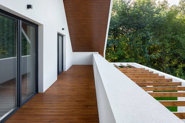 Casa con terraza de madera —  Fotos de Stock