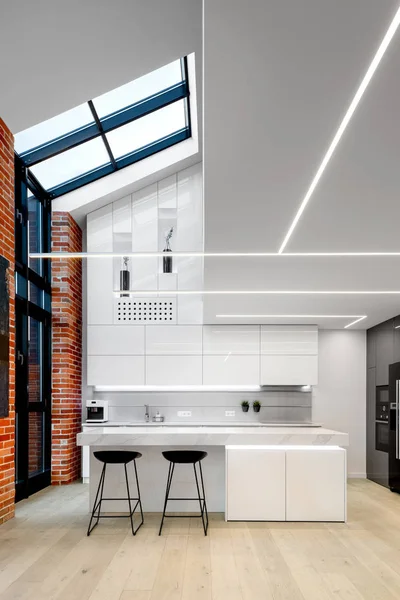 Moderní kuchyně s velkým oknem — Stock fotografie