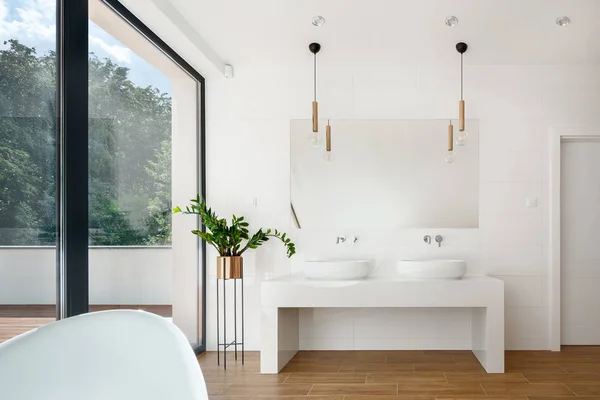 Elegante baño interior blanco —  Fotos de Stock