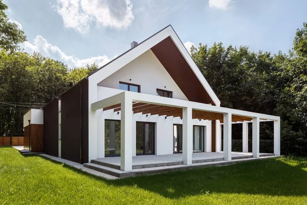 Modern huis met groene tuin — Stockfoto