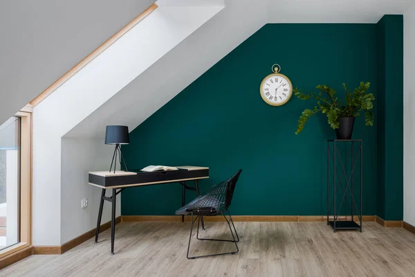Home Office mit smaragdgrüner Wand — Stockfoto