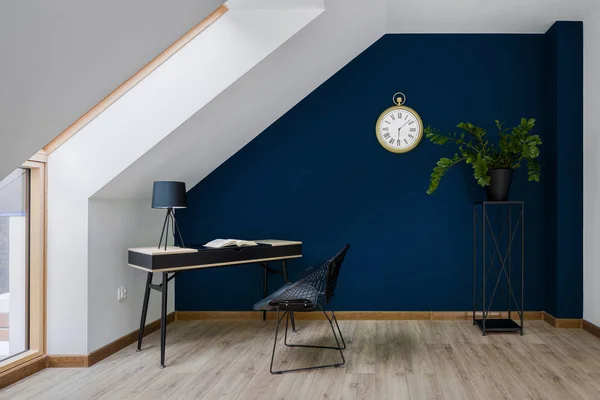 Bureau à domicile avec mur bleu — Photo