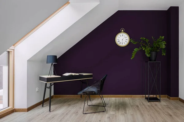 Thuiskantoor met paarse muur — Stockfoto