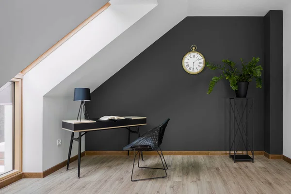 Домашній офіс з сірою стіною — стокове фото
