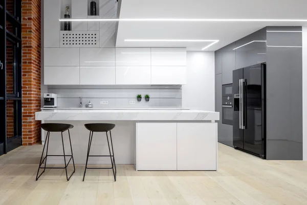 Элегантная белая и серая кухня — стоковое фото