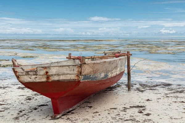 Båt på sand under lågvatten — Stockfoto
