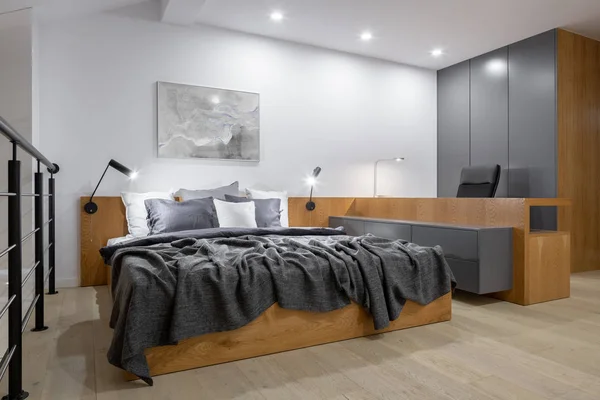 Stijlvolle slaapkamer met houten meubilair — Stockfoto