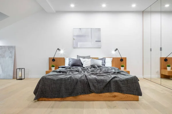 Wit slaapkamer met groot bed — Stockfoto