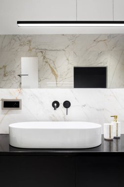 Oval ve beyaz banyo lavabosu