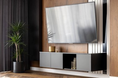Oturma odasında büyük bir televizyon ekranı