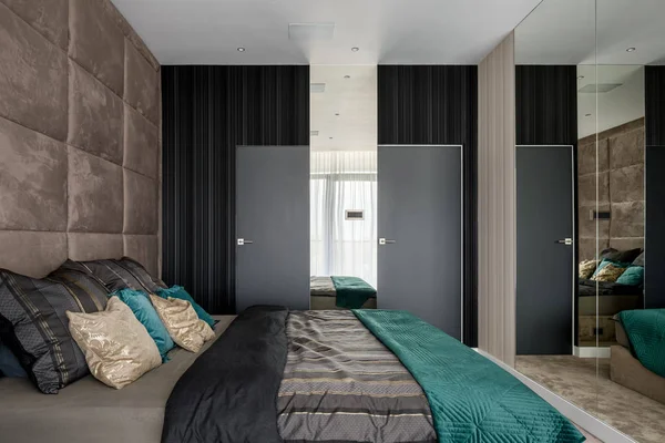Sypialnia z lustrzanymi i tapicerowanymi ścianami — Zdjęcie stockowe