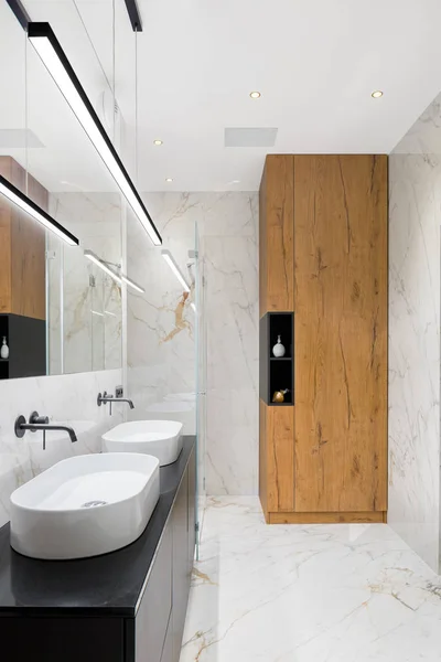 Elegante baño con dos lavabos —  Fotos de Stock