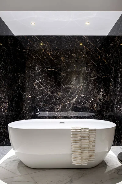 Luksusowa wanna w marmurowej łazience — Zdjęcie stockowe