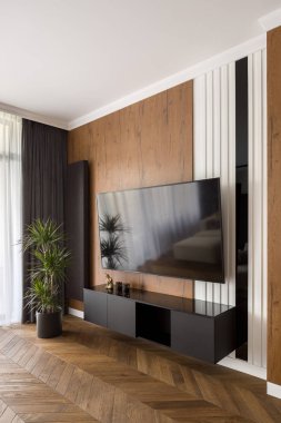 Oturma odasında büyük bir televizyon.