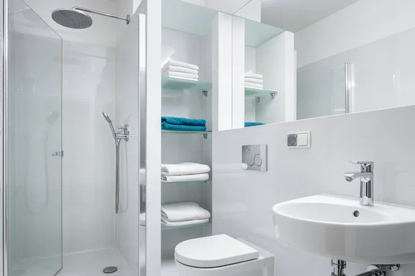 Prosta biała łazienka — Zdjęcie stockowe