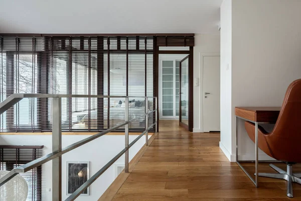 Apartamento corredor com piso de madeira — Fotografia de Stock