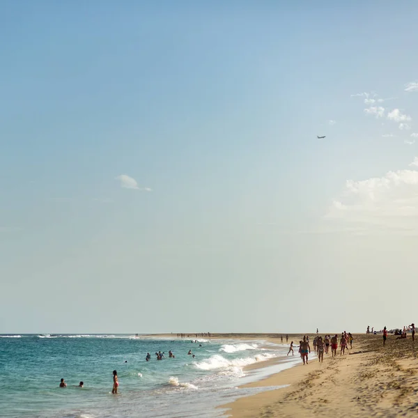 Tropisch strand met turquoise oceaan — Stockfoto