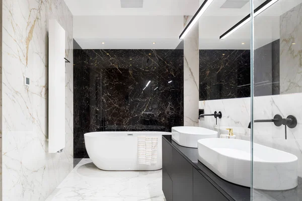 Elegante banheiro em mármore — Fotografia de Stock