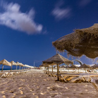 Santa Maria, Sal, Cabo Verde, Cape Verde 'deki boş plajlardaki güneşlik ve şemsiye sayısı