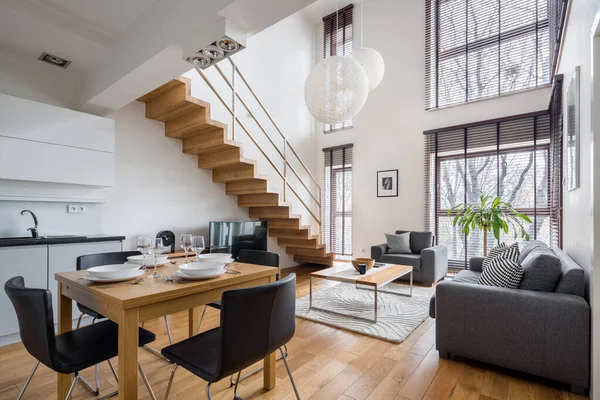 Elegante Apartamento Dois Andares Com Cozinha Sala Jantar Aberta Para — Fotografia de Stock