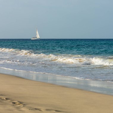 Sal Adası, Cabo Verde, Cape Verde yakınlarındaki Atlantik Okyanusu 'nun mavi sularındaki yat.