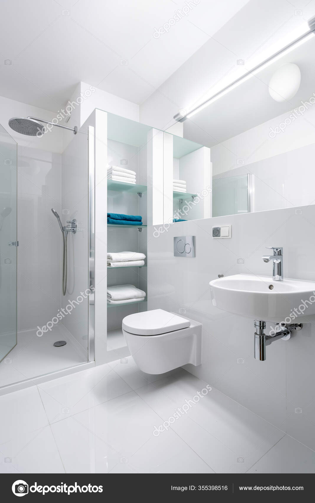 Amplio Cuarto Baño Baldosas Blancas Con Ducha Espejo Largo Sobre:  fotografía de stock © in4mal #355398516