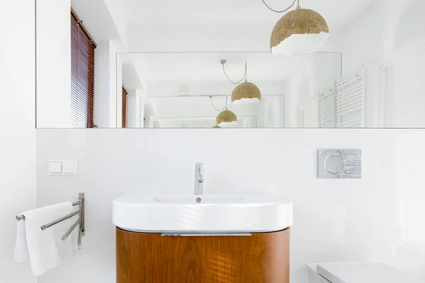 白色浴室内部 有小洗脸盆和木制抽屉 — 图库照片