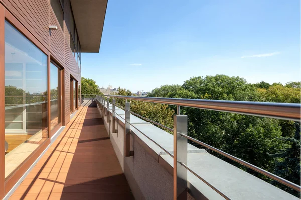 Casa Madera Con Una Larga Terraza Una Increíble Vista Bosque —  Fotos de Stock