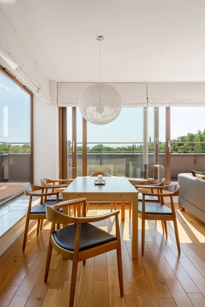 Elegante Simples Sala Jantar Com Grande Mesa Madeira Com Cadeiras — Fotografia de Stock