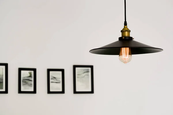 Industriell Stil Svart Lampa Påslagen Och Hängande Från Taket Rummet — Stockfoto