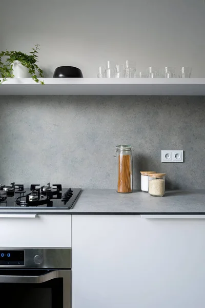 简单的厨房 有灰色台面 后溅墙和白色家具 — 图库照片