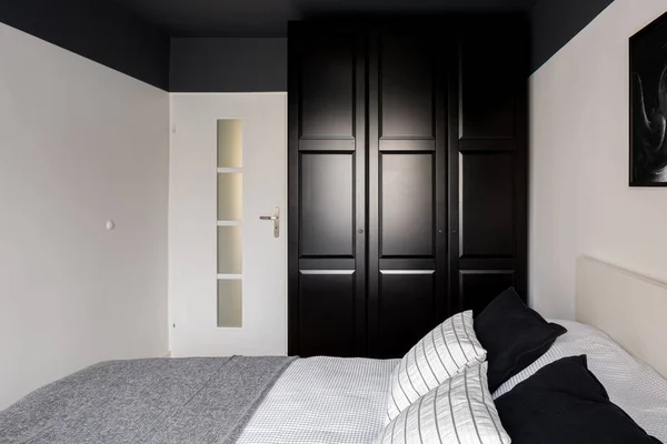 Eenvoudige Slaapkamer Met Groot Bed Zwarte Kledingkast Witte Muren Zwart — Stockfoto