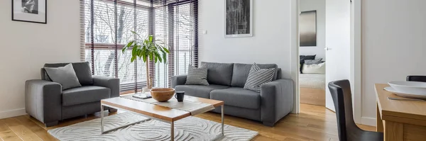 Stilvolles Wohnzimmer Mit Eckfenstern Mit Jalousien Und Hartholzboden Panorama — Stockfoto